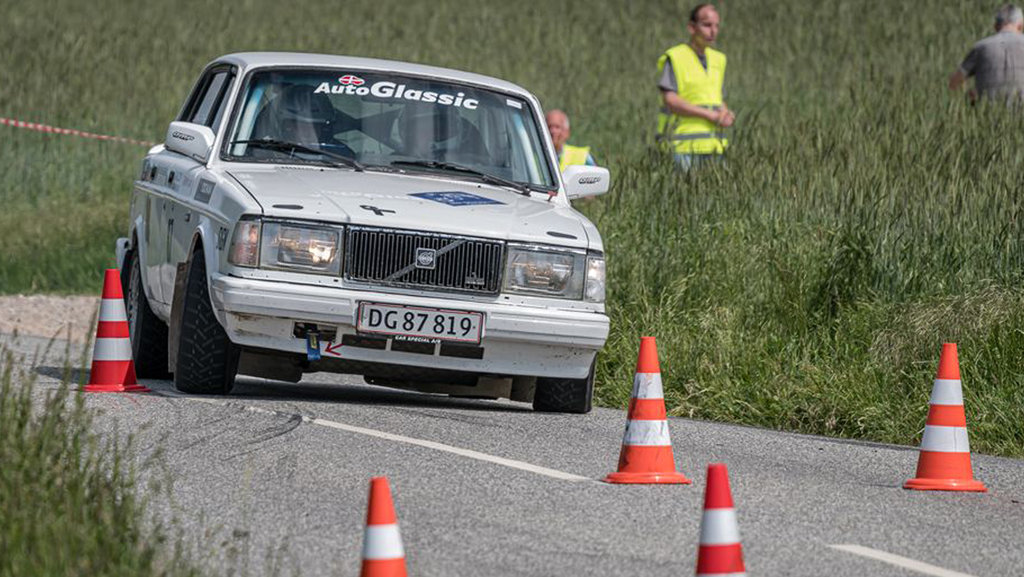Søren H. Andersen runder kegler i sin Volvo 240 fra 1989. Søren har på grund af job ikke mulighed for at deltage i alle afdelinger, og ligger i 2026 placeret i midten af klassen efter seks kørte afdelinger.
(Foto: Peterej Photo)